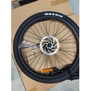 Etupyöräkokonaisuus - 27.5" vanne, pinnat, renkaat, jarrulevy (M300/500/900)