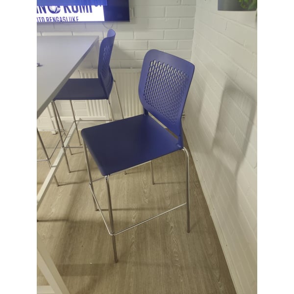 Baaripöytä + 4 baarituolia – toimistokalustesetti